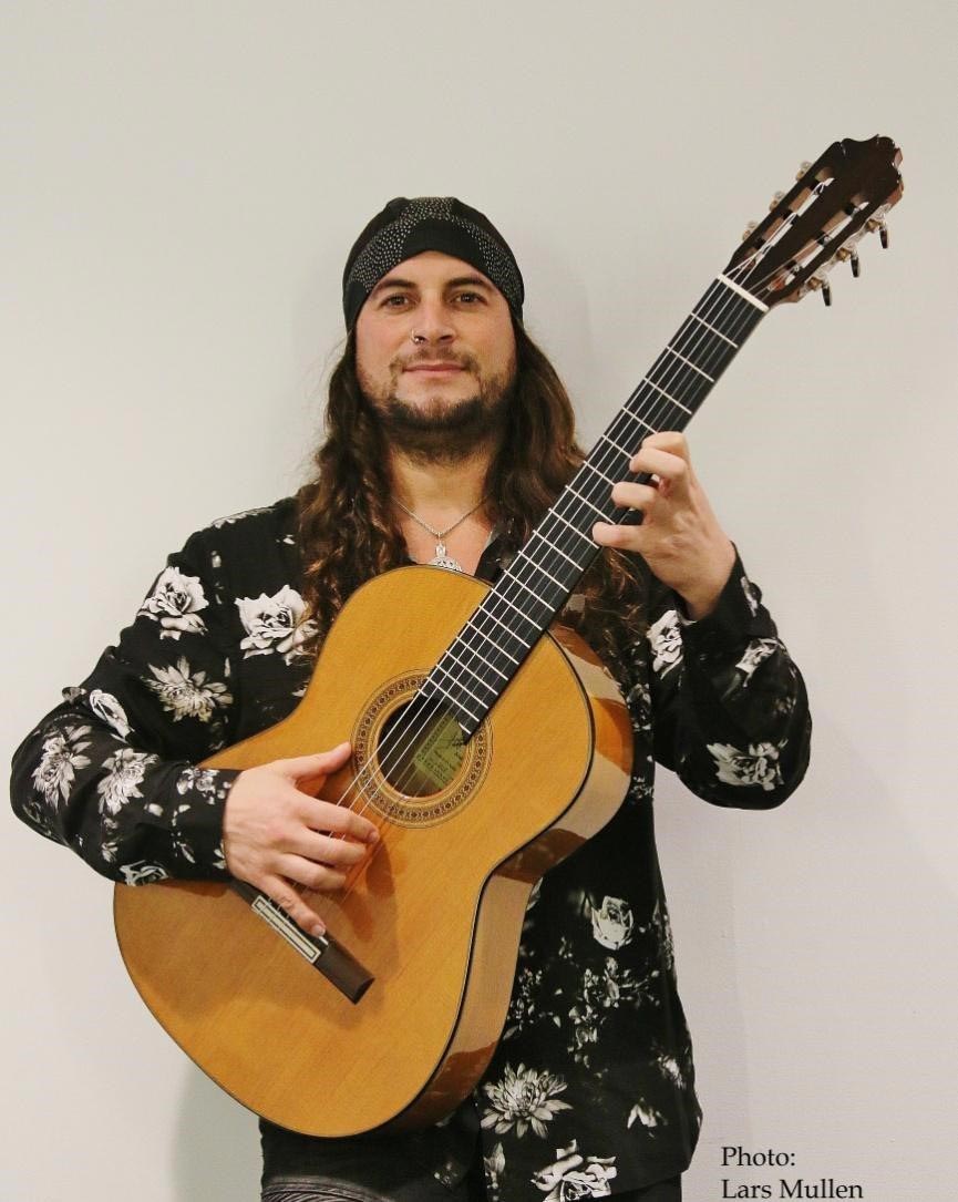 El Amir’s ‘weapon of choice’ for ‘No Time To Die’ was his own flamenco signature guitar Modelo El Amir built by Jose Salinas. A beautiful cypress body guitar with an amazing, warm and bright sounding cedar top. 